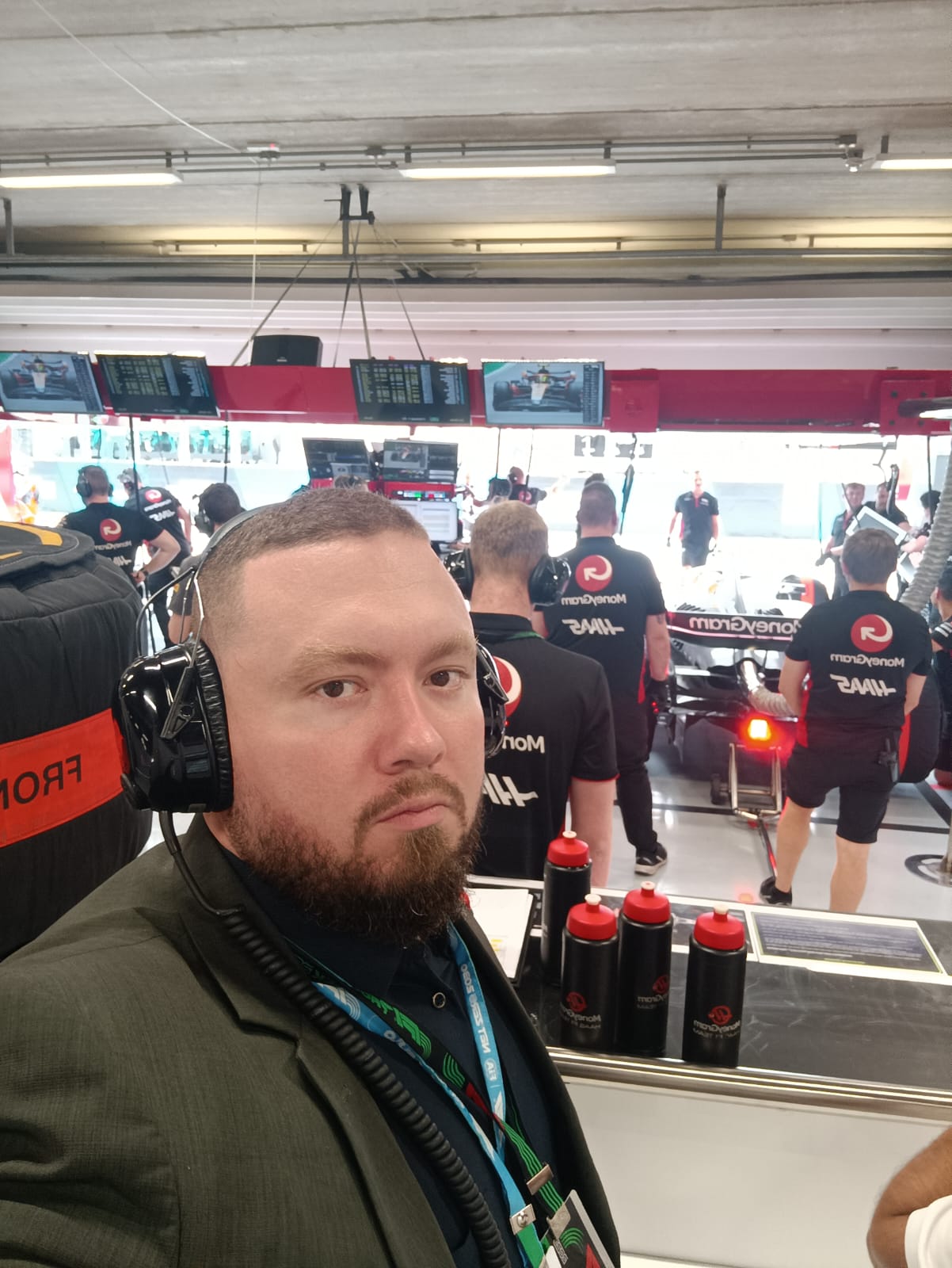 Jan Gabriel Castelo Branco em um paddock de automobilismo